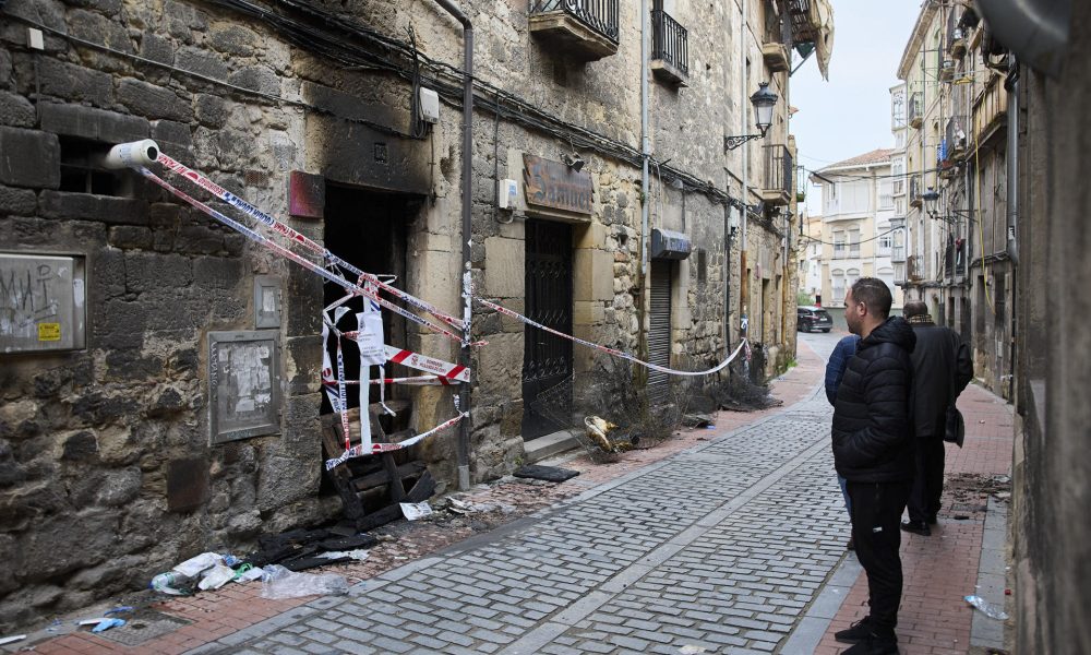 Tres personas murieron y otras cuatro resultaron heridas, dos de ellas menores de 7 y 11 años, en el incendio de un edificio de Miranda de Ebro (Burgos, norte de España). EFE/David Pérez