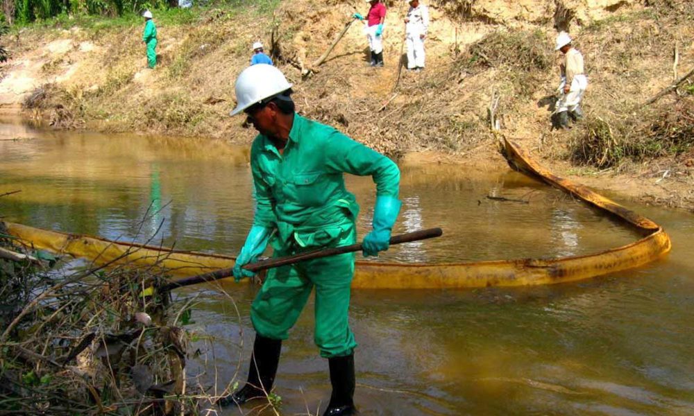 Trabajadores de Petroleos Mexicanos (Pemex) limpian una zona donde se produjo un derrame de petróleo en aguas mexicanas. Imagen de archivo. EFE/Miguel Angel Carmona