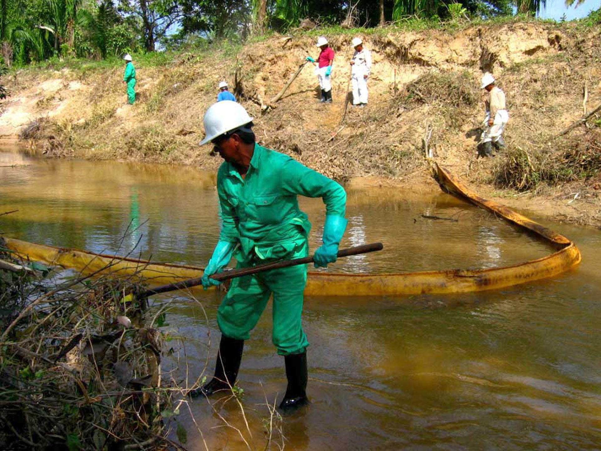 Trabajadores de Petroleos Mexicanos (Pemex) limpian una zona donde se produjo un derrame de petróleo en aguas mexicanas. Imagen de archivo. EFE/Miguel Angel Carmona