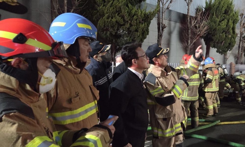 Daejeon (Corea del Sur), 21/03/2026.- El primer ministro surcoreano, Kim Min-seok (C), visita el lugar del incendio que arrasó un edificio en Daejeon, Corea del Sur. EFE/EPA/YONHAP / POOL SOUTH KOREA OUT