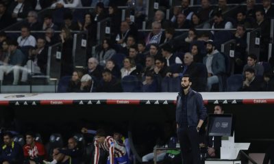 El entrenador del Real Madrid, Álvaro Arbeloa, durante el partido de la jornada 29 de LaLiga que Real Madrid y Atlético de Madrid han disputado este domingo en el estadio Santiago Bernabéu. EFE/Juanjo Martín