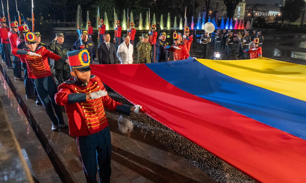 Fotografía cedida por la Presidencia de Colombia del mandatario Gustavo Petro (c) junto a los altos mandos militares colombianos durante un minuto de silencio este martes, en Bogotá (Colombia). EFE/ Presidencia de Colombia