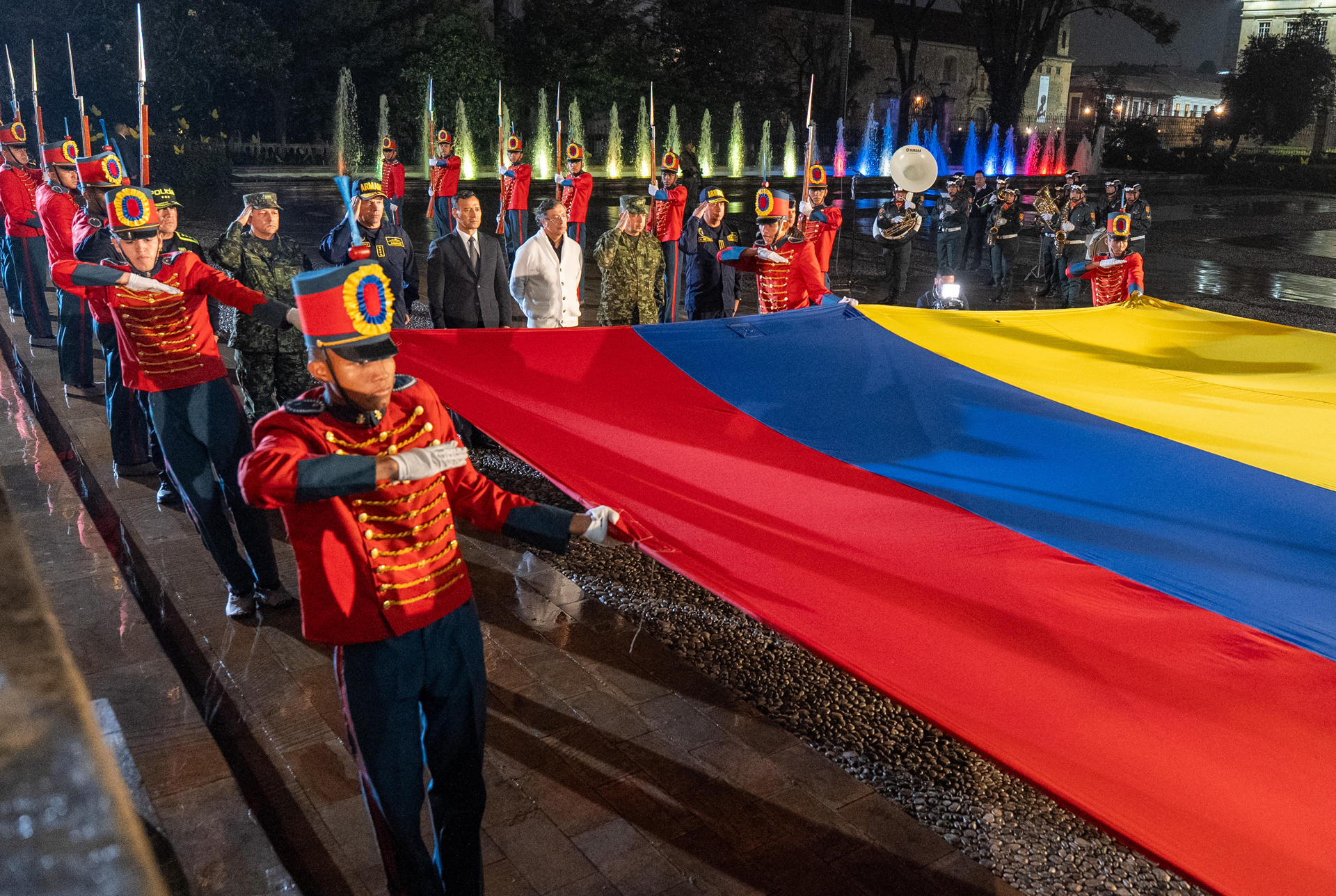 Fotografía cedida por la Presidencia de Colombia del mandatario Gustavo Petro (c) junto a los altos mandos militares colombianos durante un minuto de silencio este martes, en Bogotá (Colombia). EFE/ Presidencia de Colombia