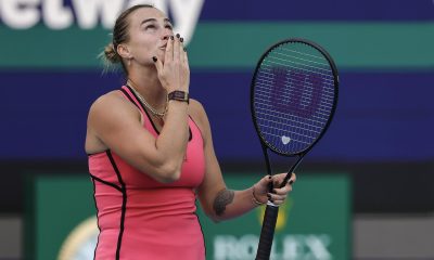 La bielorrusa Aryna Sabalenka celebra tras ganar la final del WTA 1.000 de Miami a la estadounidense Coco Gauff en el Hard Rock Stadium de Miami, Florida (EE.UU.). EFE/CRISTOBAL HERRERA-ULASHKEVICH