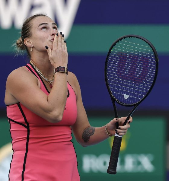 La bielorrusa Aryna Sabalenka celebra tras ganar la final del WTA 1.000 de Miami a la estadounidense Coco Gauff en el Hard Rock Stadium de Miami, Florida (EE.UU.). EFE/CRISTOBAL HERRERA-ULASHKEVICH