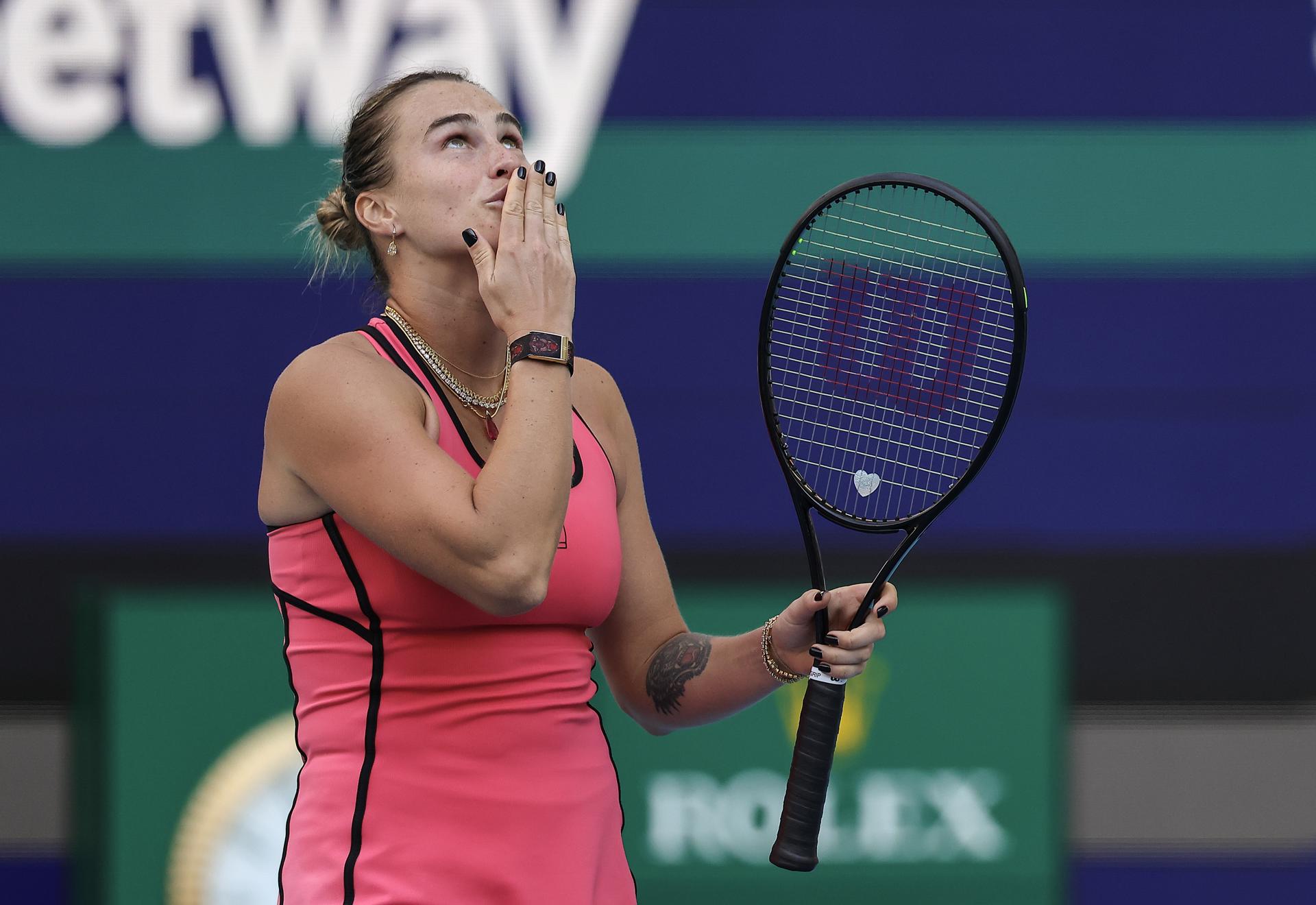 La bielorrusa Aryna Sabalenka celebra tras ganar la final del WTA 1.000 de Miami a la estadounidense Coco Gauff en el Hard Rock Stadium de Miami, Florida (EE.UU.). EFE/CRISTOBAL HERRERA-ULASHKEVICH