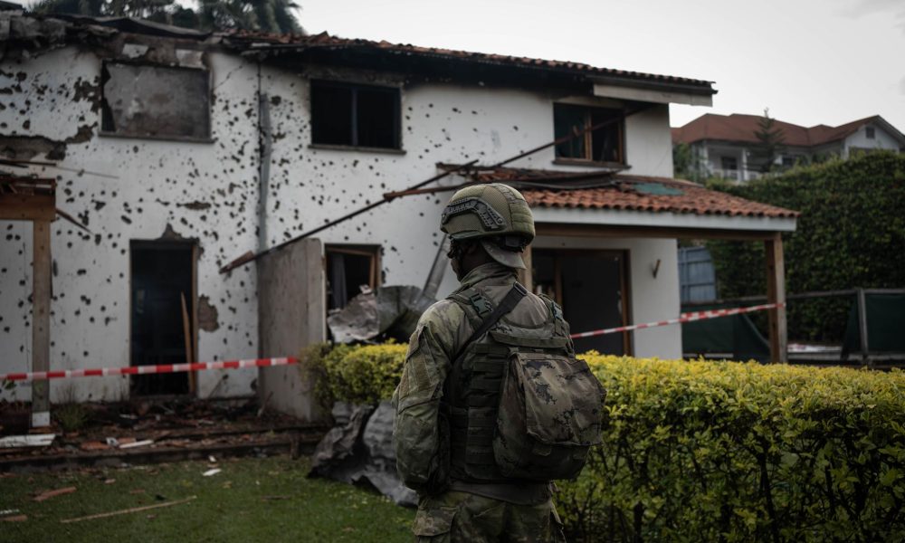 Una casa dañada es vista tras un ataque con drones en Goma, Kivu del Norte, República Democrática del Congo, 11 de marzo de 2026. Varias personas murieron en el ataque con drones, atribuido al ejército congoleño, según Lawrence Kanyuka, portavoz del movimiento Alianza Fleuve Congo/M23. Una víctima fue identificada por sus colegas como una trabajadora francesa de UNICEF llamada Karine Buisset. EFE/EPA/MARIE JEANNE MUNYERENKA