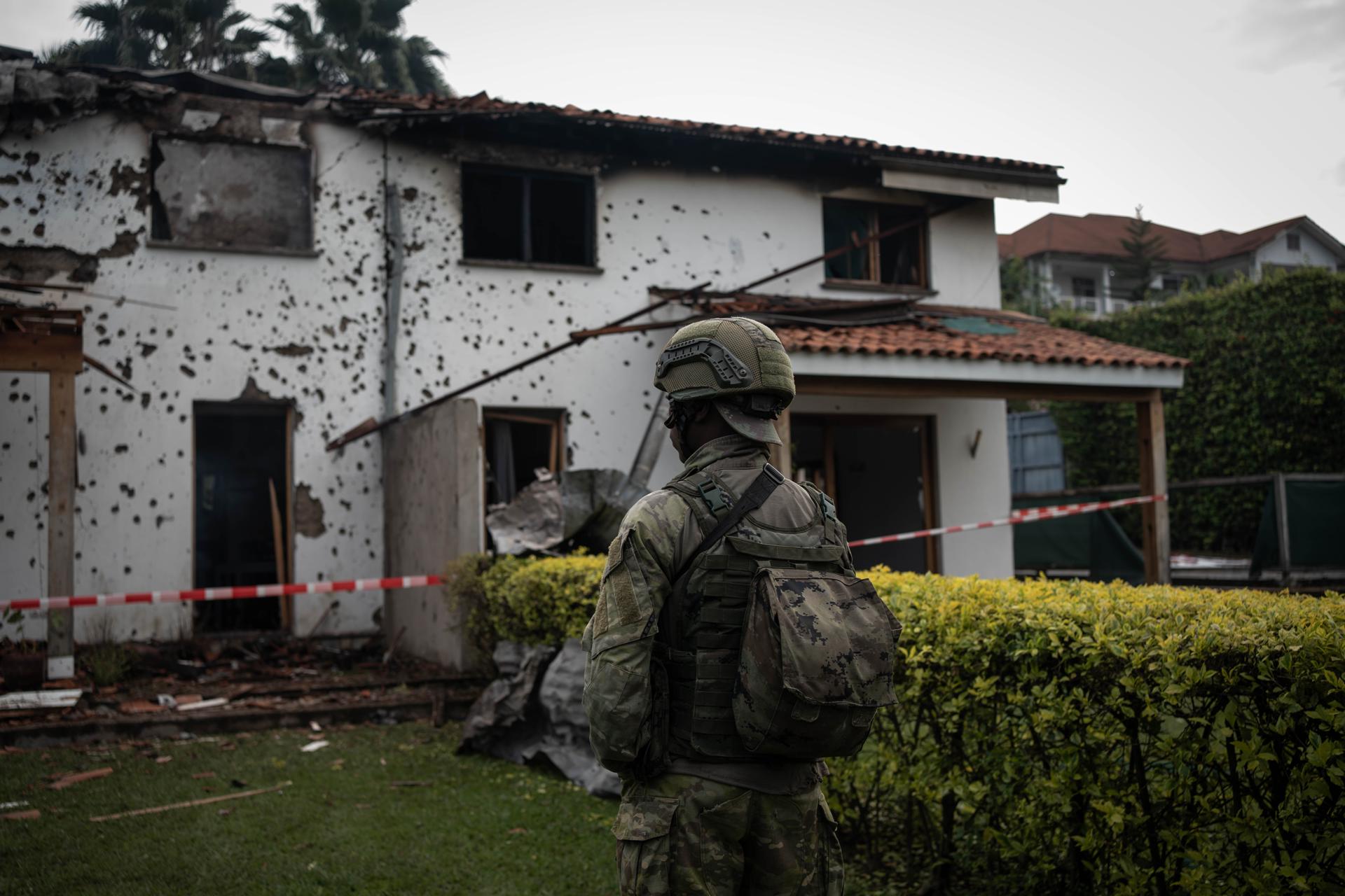 Una casa dañada es vista tras un ataque con drones en Goma, Kivu del Norte, República Democrática del Congo, 11 de marzo de 2026. Varias personas murieron en el ataque con drones, atribuido al ejército congoleño, según Lawrence Kanyuka, portavoz del movimiento Alianza Fleuve Congo/M23. Una víctima fue identificada por sus colegas como una trabajadora francesa de UNICEF llamada Karine Buisset. EFE/EPA/MARIE JEANNE MUNYERENKA