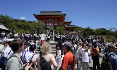 Kyoto (Japón), 29/05/2024.- Turistas se congregan frente al templo Kiyomizu-dera, un famoso destino turístico cerca del distrito de Gion, en Kioto, al oeste de Japón, el 29 de mayo de 2024. (Japón) EFE/EPA/FRANCK ROBICHON