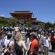 Kyoto (Japón), 29/05/2024.- Turistas se congregan frente al templo Kiyomizu-dera, un famoso destino turístico cerca del distrito de Gion, en Kioto, al oeste de Japón, el 29 de mayo de 2024. (Japón) EFE/EPA/FRANCK ROBICHON