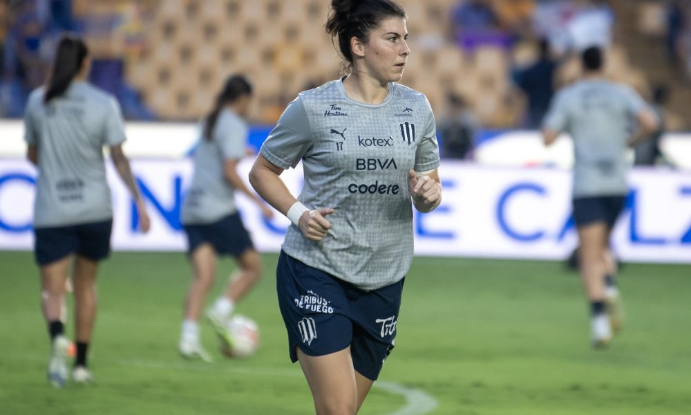 La jugadora española Lucia García de Rayadas calienta previo a un partido de la Liga Femenil MX en el Estadio Universitario, en Monterrey (México). Imagen de archivo. EFE/Miguel Sierra