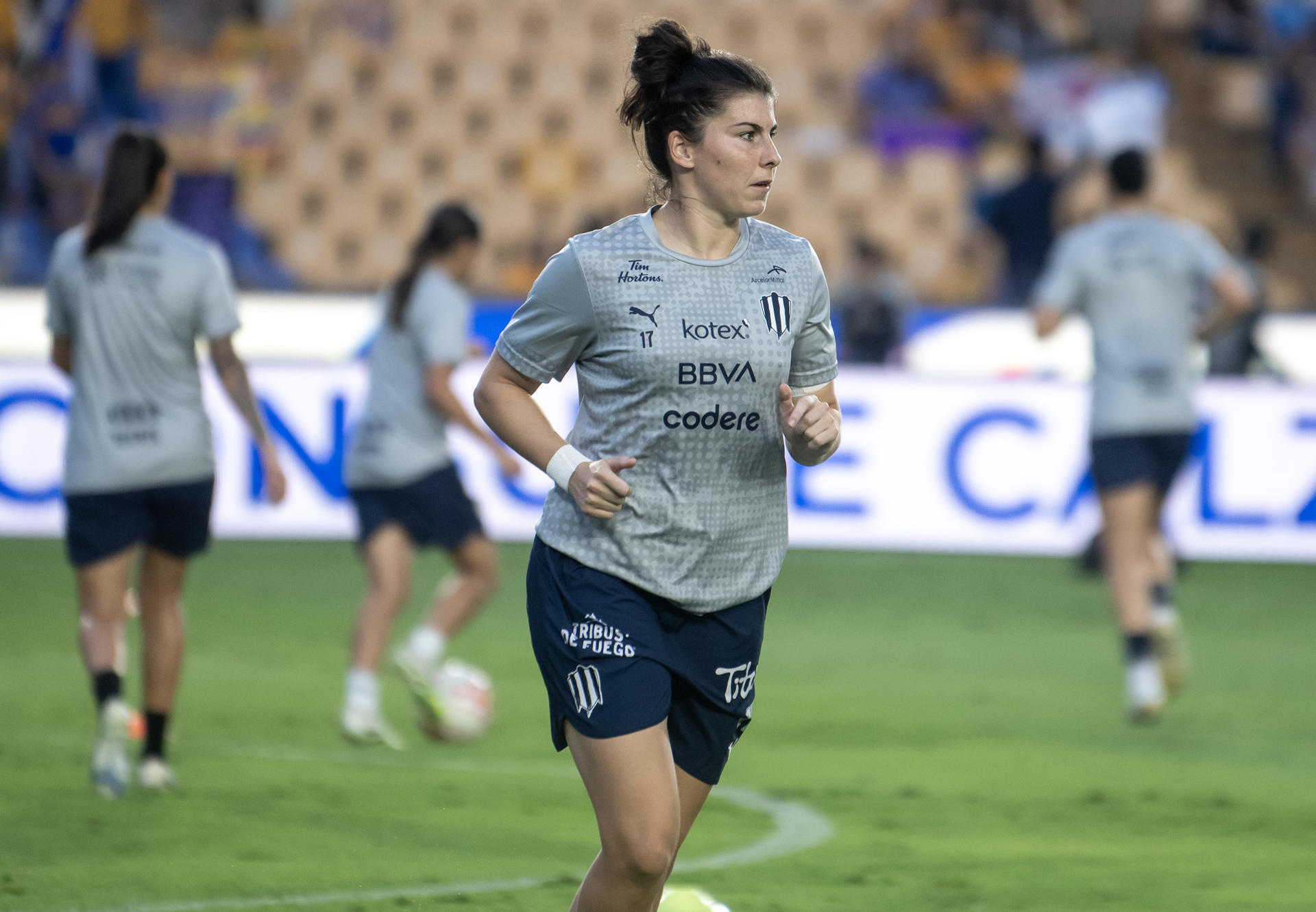 La jugadora española Lucia García de Rayadas calienta previo a un partido de la Liga Femenil MX en el Estadio Universitario, en Monterrey (México). Imagen de archivo. EFE/Miguel Sierra