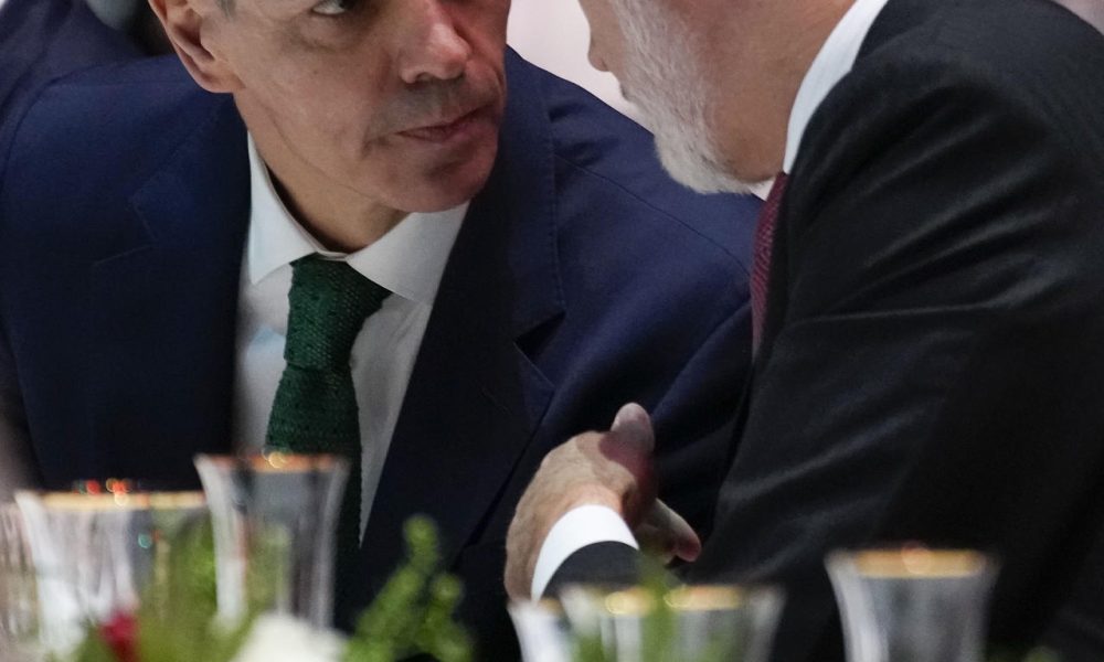 FOTO ARCHIVO. El rey Felipe VI (d), acompañado del presidente del gobierno Pedro Sánchez (i).-EFE/ Alejandro García