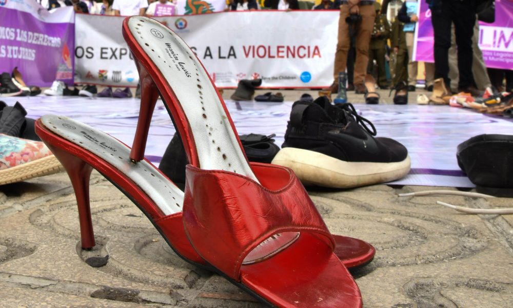 Fotografía que muestra zapatos de mujer durante una marcha en contra de la violencia de género este lunes, en el marco del Día Internacional de la Mujer en Cochabamba (Bolivia). EFE/ Jorge Abrego