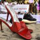 Fotografía que muestra zapatos de mujer durante una marcha en contra de la violencia de género este lunes, en el marco del Día Internacional de la Mujer en Cochabamba (Bolivia). EFE/ Jorge Abrego
