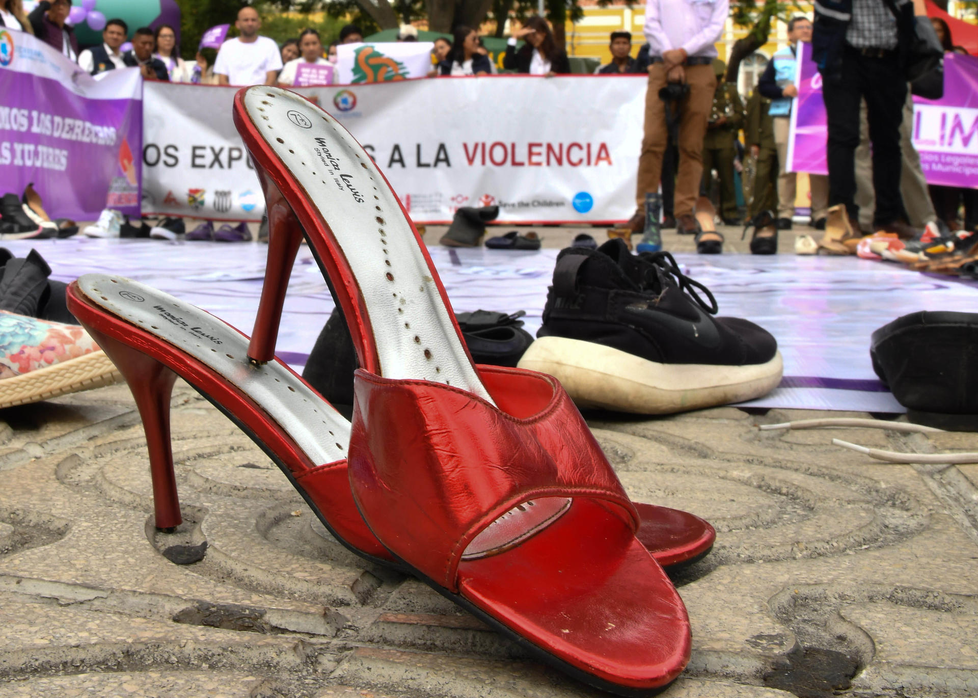 Fotografía que muestra zapatos de mujer durante una marcha en contra de la violencia de género este lunes, en el marco del Día Internacional de la Mujer en Cochabamba (Bolivia). EFE/ Jorge Abrego