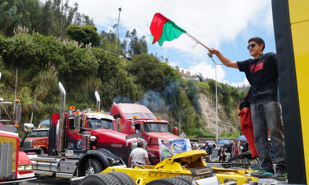 Una persona ondea una bandera durante una protesta este lunes, en el puente internacional de Rumichaca (Colombia). EFE/ Xavier Montalvo