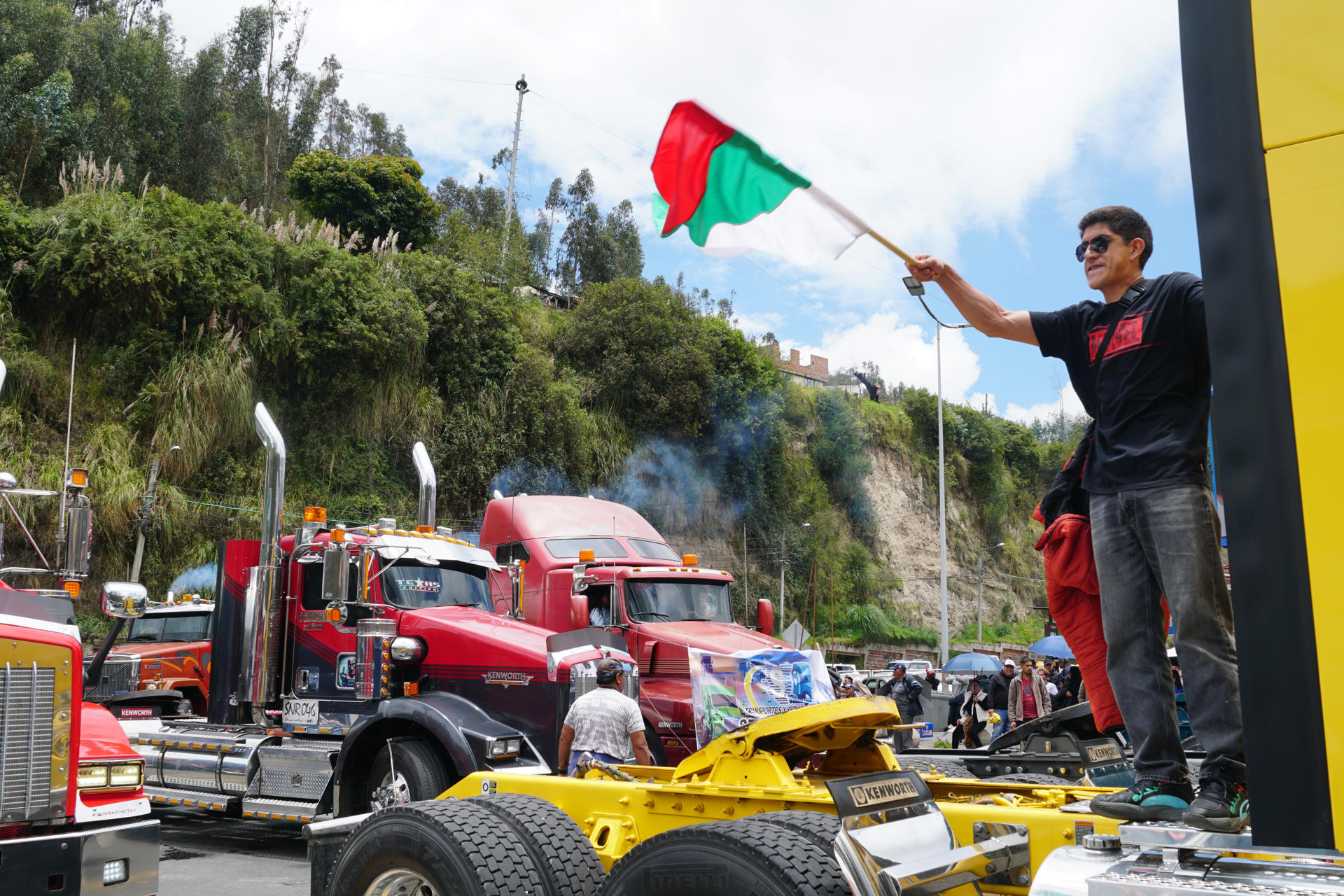 Una persona ondea una bandera durante una protesta este lunes, en el puente internacional de Rumichaca (Colombia). EFE/ Xavier Montalvo