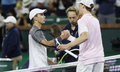 El italiano Jannik Sinner, número dos del ránking mundial (d) es felicitado este viernes por el checo Dalibor Svricina, al que derrotó en la primera ronda del Masters 1.000 de Indian Wells. EFE/EPA/JOHN G. MABANGLO