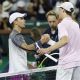 El italiano Jannik Sinner, número dos del ránking mundial (d) es felicitado este viernes por el checo Dalibor Svricina, al que derrotó en la primera ronda del Masters 1.000 de Indian Wells. EFE/EPA/JOHN G. MABANGLO