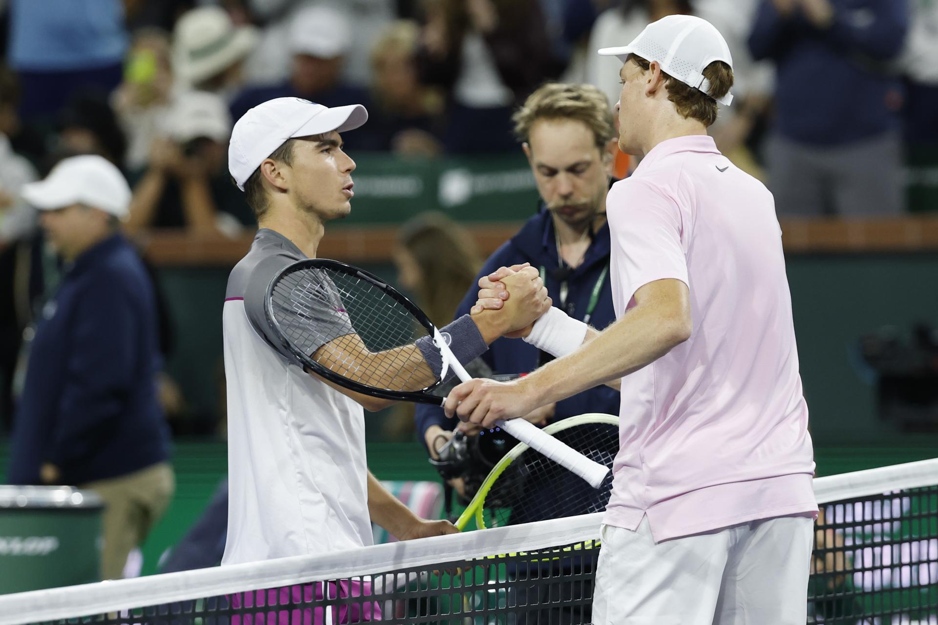 El italiano Jannik Sinner, número dos del ránking mundial (d) es felicitado este viernes por el checo Dalibor Svricina, al que derrotó en la primera ronda del Masters 1.000 de Indian Wells. EFE/EPA/JOHN G. MABANGLO
