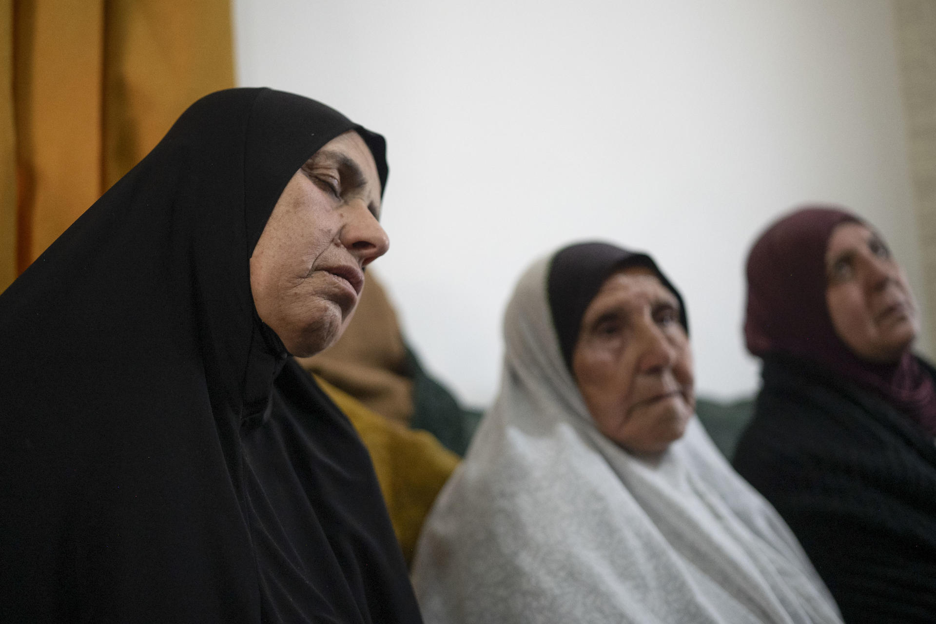 BEIT AWA (GAZA Y CISJORDANIA), 19/03/2026.- Hanna, madre de Sahira, una de las cuatro fallecidas, dueña del salón de belleza en el que impactó el misil iraní. Una mujer embarazada que estaba en estado crítico murió este jueves tras el impacto este miércoles noche de fragmentos de un misil iraní de racimo en la localidad de Beit Awa (sur de Cisjordania ocupada), con lo que sube a cuatro la cifra total de palestinas fallecidas en este suceso ocurrido en un salón de belleza. EFE/ Magda Gibelli