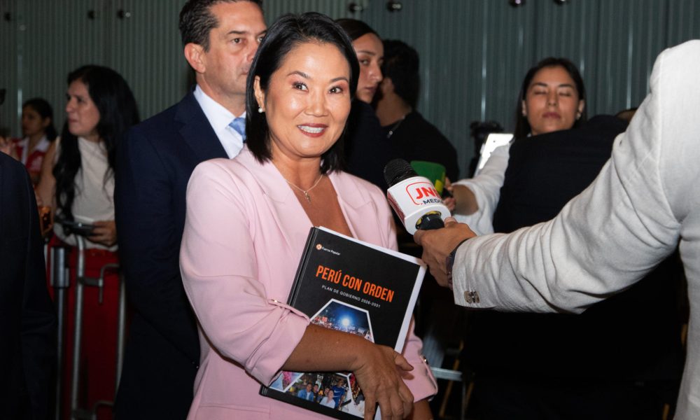 La candidata presidencial por el partido Fuerza Popular, Keiko Fujimori, habla con periodistas a su llegada al Centro de Convenciones este 25 de marzo de 2026, en Lima (Perú). EFE/ Renato Pajuelo