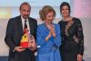 La reina Sofía de España (c) posa junto al empresario inmobiliario y filántropo Jorge Pérez (i) y su esposa Darlene Pérez, tras entregarles el Premio Sofía a la Excelencia este sábado, en el Pérez Art Museum Miami (PAMM) en Miami (EE.UU). EFE/Giorgio Viera