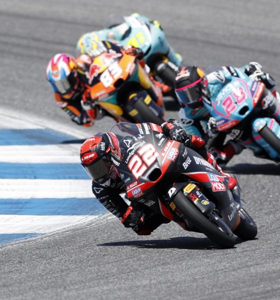 El piloto español de Moto3 David Almansa, del equipo Liqui Moly Dynavolt Intact GP, en acción durante la carrera de Moto3 del Gran Premio de Motociclismo de Tailandia en el Circuito Internacional de Chang, provincia de Buriram. EFE/EPA/RUNGROJ YONGRIT