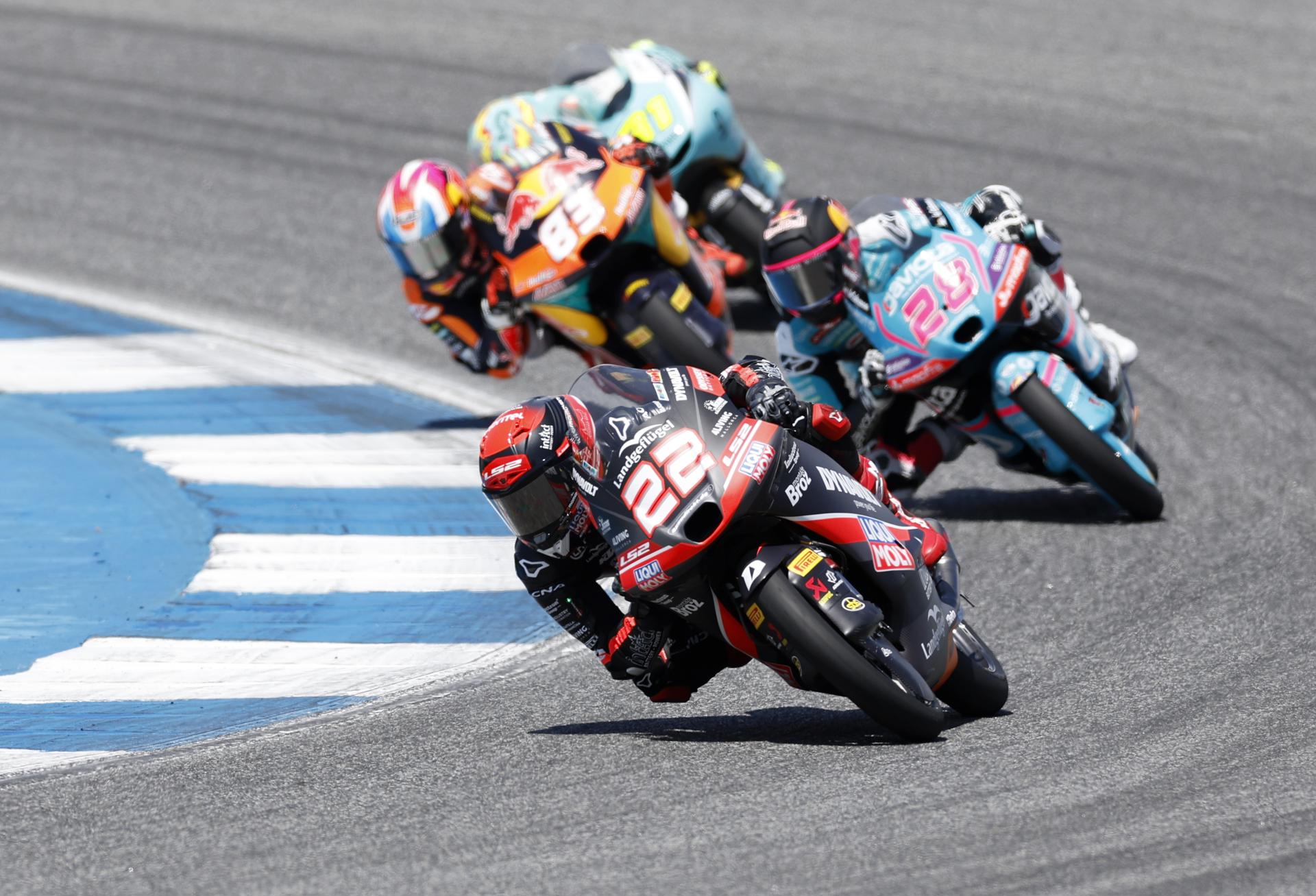 El piloto español de Moto3 David Almansa, del equipo Liqui Moly Dynavolt Intact GP, en acción durante la carrera de Moto3 del Gran Premio de Motociclismo de Tailandia en el Circuito Internacional de Chang, provincia de Buriram. EFE/EPA/RUNGROJ YONGRIT