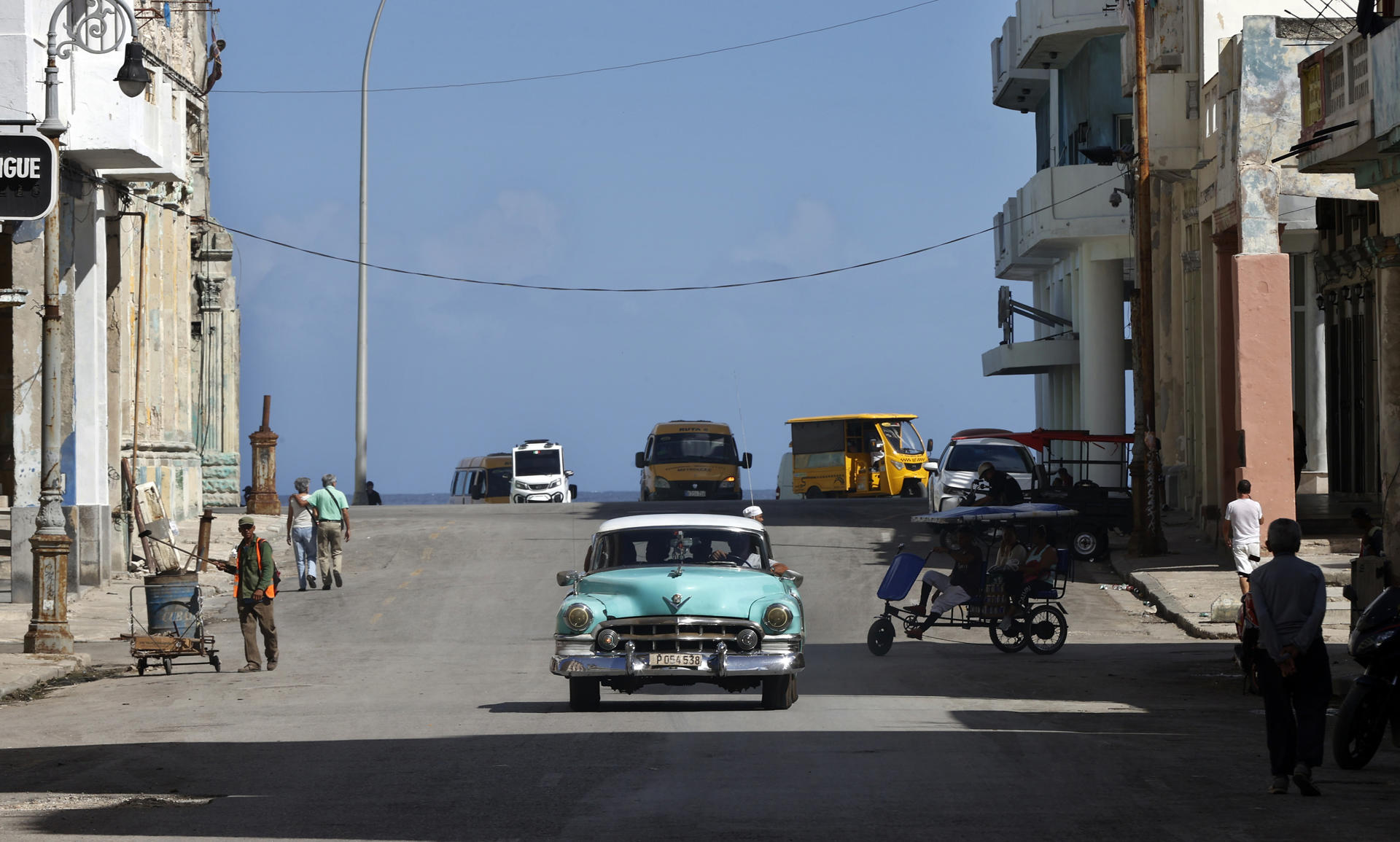 Fotografía que muestra vehículos transitando por una calle este jueves, en La Habana (Cuba). EFE/ Ernesto Mastrascusa