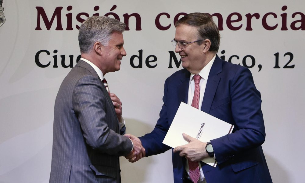El embajador de Canadá en México, Cameron Mackay (i) y el secretario de Economía, Marcelo Ebrard, participan este jueves durante la presentación de la convocatoria 'Misión comercial a Canadá' en un acto celebrado en Ciudad de México. EFE/José Méndez