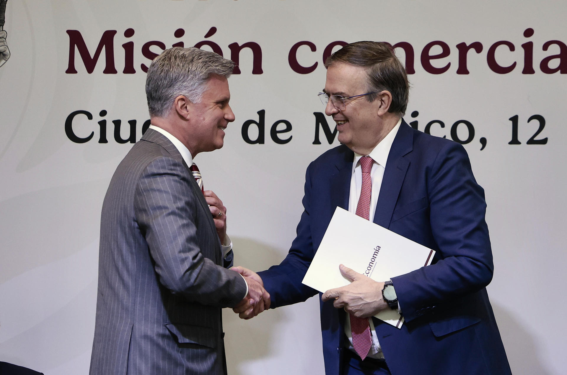 El embajador de Canadá en México, Cameron Mackay (i) y el secretario de Economía, Marcelo Ebrard, participan este jueves durante la presentación de la convocatoria 'Misión comercial a Canadá' en un acto celebrado en Ciudad de México. EFE/José Méndez