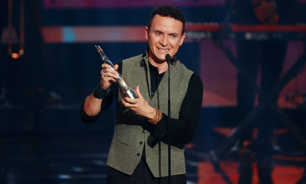 El cantante colombiano Fonseca habla tras recibir reconocimiento por su trayectoria durante la entrega de los Premios Soberano, que organiza la Asociación de Cronistas de Arte (Acroarte) de la República Dominicana este miércoles, en el Teatro Nacional de Santo Domingo (República Dominicana). EFE/ Orlando Barría