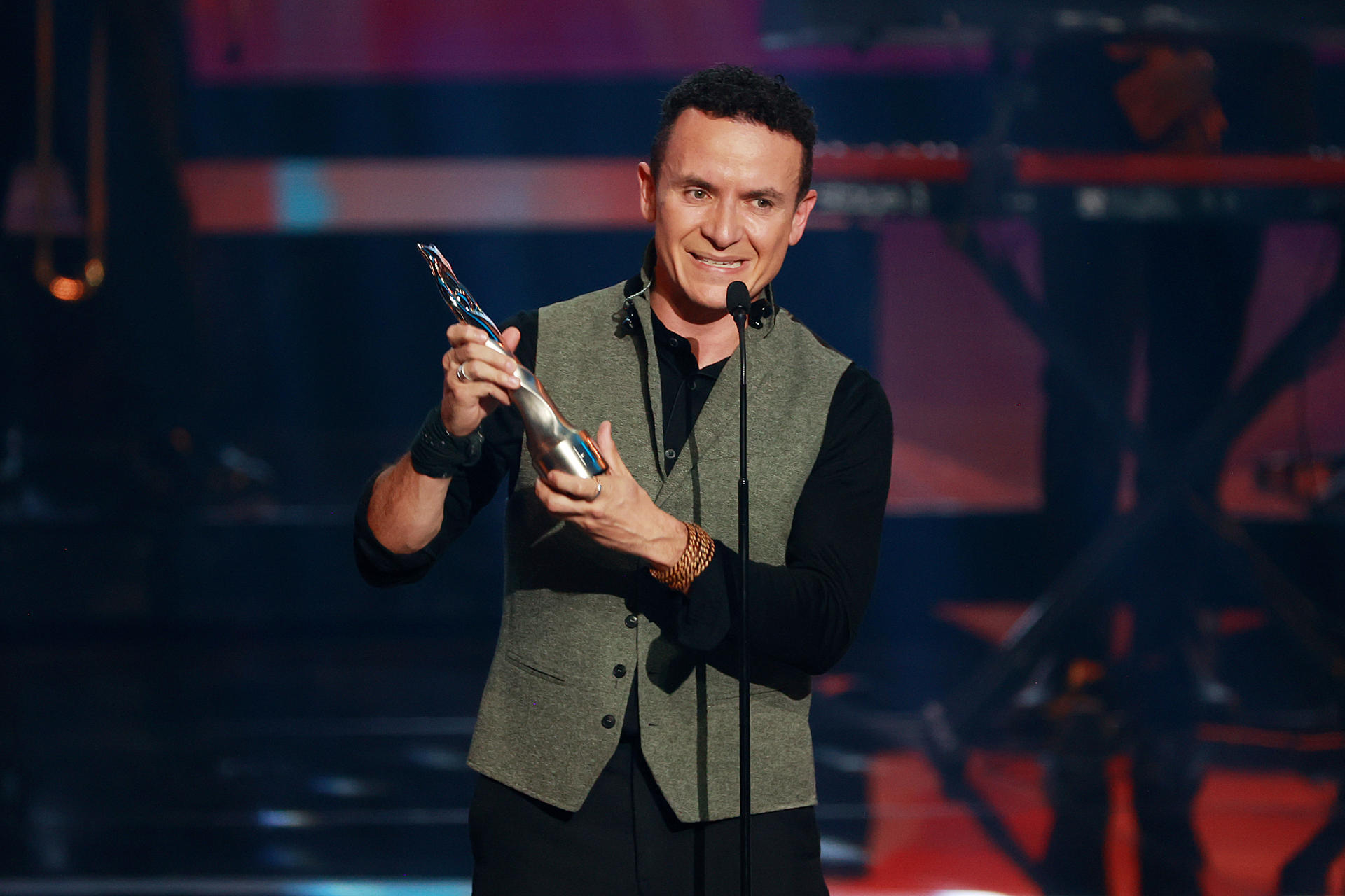 El cantante colombiano Fonseca habla tras recibir reconocimiento por su trayectoria durante la entrega de los Premios Soberano, que organiza la Asociación de Cronistas de Arte (Acroarte) de la República Dominicana este miércoles, en el Teatro Nacional de Santo Domingo (República Dominicana). EFE/ Orlando Barría