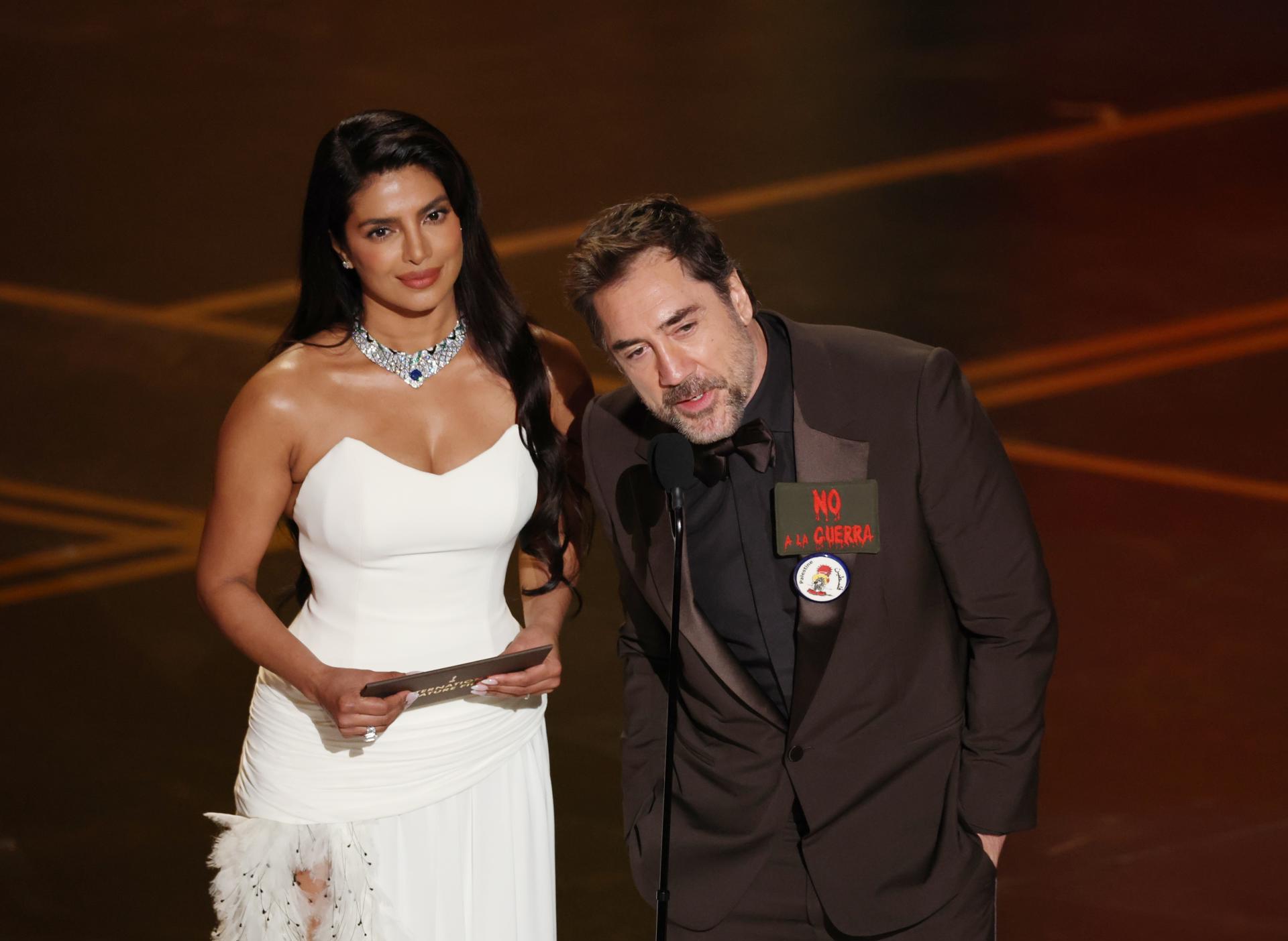 Priyanka Chopra Jonas (izquierda) y Javier Bardem presentan el Óscar a la Mejor Película Internacional durante la 98.ª ceremonia anual de los Premios Óscar en el Dolby Theatre de Los Ángeles, California, EE.UU., el 15 de marzo de 2026. EFE/EPA/CHRIS TORRES