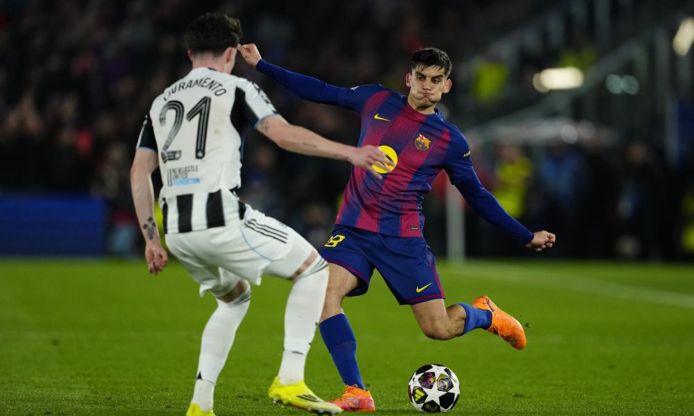 El defensa del FC Barcelona, Gerard Martí (d), disputa el balón ante el defensa escocés del Newcastle, Tino Livramento, durante el partido de vuelta de los octavos de final de la Liga de Campeones disputado entre el Barcelona y el Newcastle, este miércoles en el Camp Nou. EFE/Alejandro García.