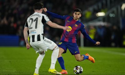 El defensa del FC Barcelona, Gerard Martí (d), disputa el balón ante el defensa escocés del Newcastle, Tino Livramento, durante el partido de vuelta de los octavos de final de la Liga de Campeones disputado entre el Barcelona y el Newcastle, este miércoles en el Camp Nou. EFE/Alejandro García.