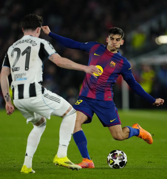 El defensa del FC Barcelona, Gerard Martí (d), disputa el balón ante el defensa escocés del Newcastle, Tino Livramento, durante el partido de vuelta de los octavos de final de la Liga de Campeones disputado entre el Barcelona y el Newcastle, este miércoles en el Camp Nou. EFE/Alejandro García.