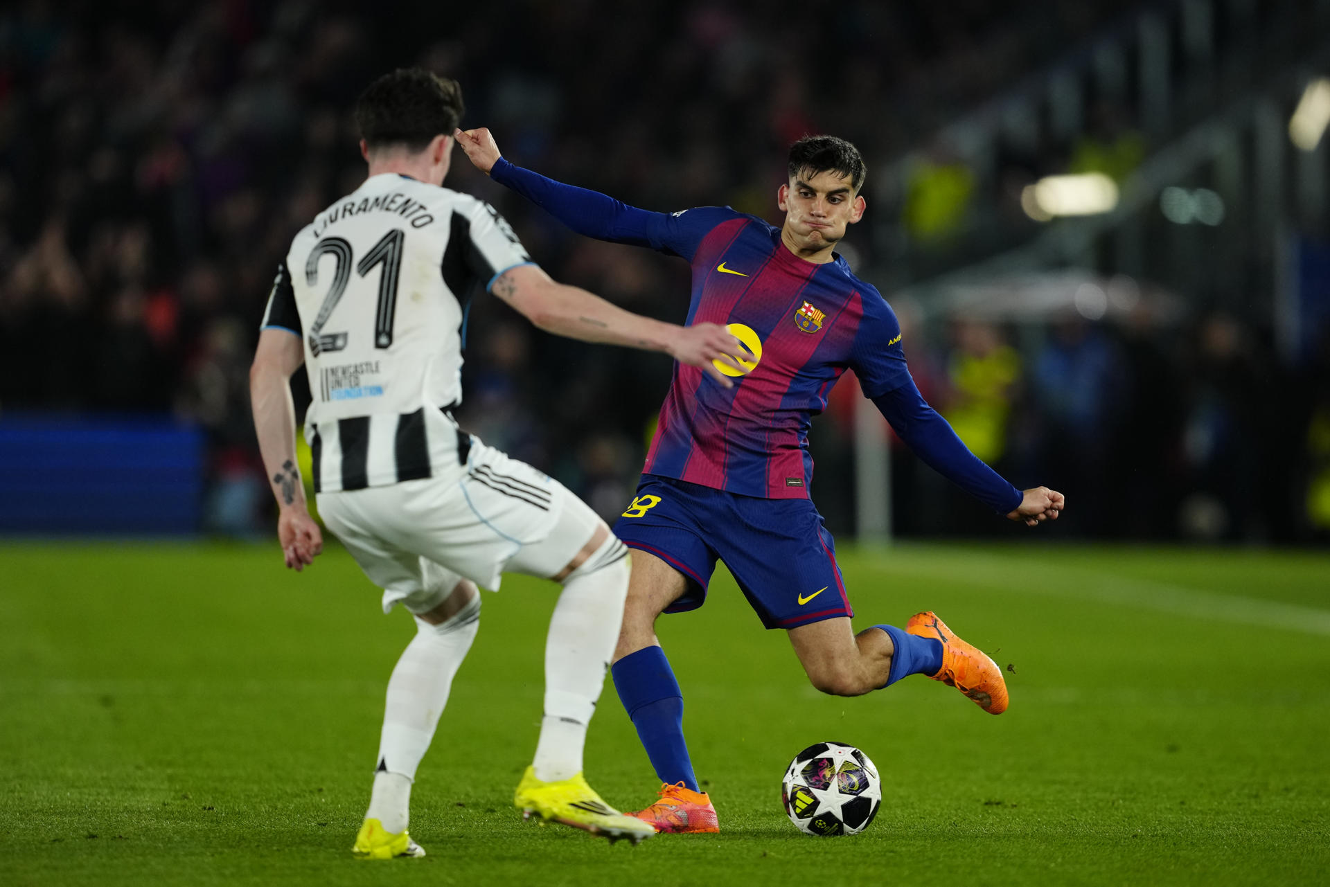 El defensa del FC Barcelona, Gerard Martí (d), disputa el balón ante el defensa escocés del Newcastle, Tino Livramento, durante el partido de vuelta de los octavos de final de la Liga de Campeones disputado entre el Barcelona y el Newcastle, este miércoles en el Camp Nou. EFE/Alejandro García.