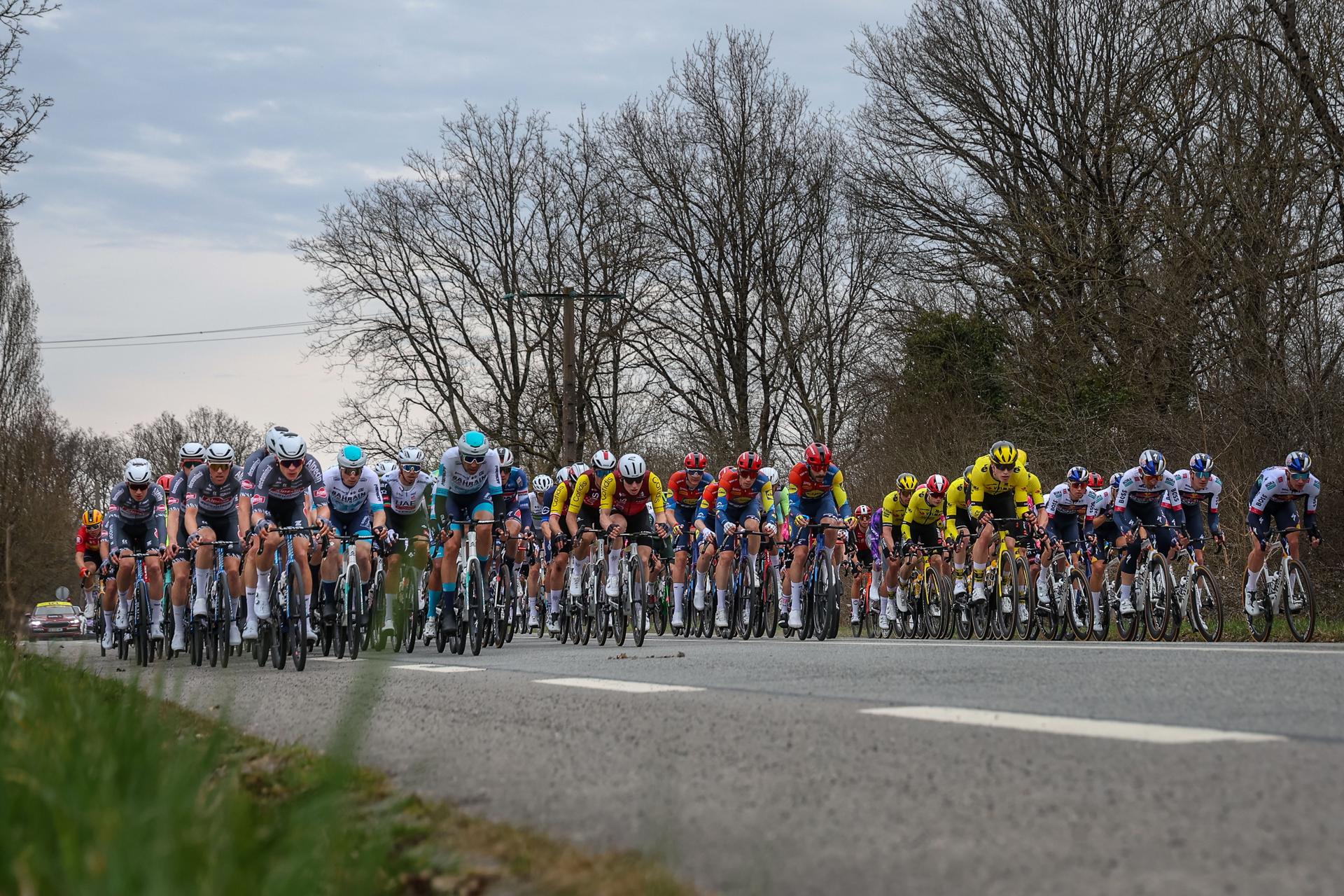 Una etapa de la París-Niza en foto de archivo de CHRISTOPHE PETIT TESSON. EFE/EPA