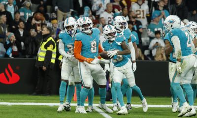 Los jugadores de los Miami Dolphins durante el partido de liga regular de la  NFL, que este domingo disputado ante los Washington Commanders, en el Estadio Santiago Bernabéu. EFE/JuanJo Martín