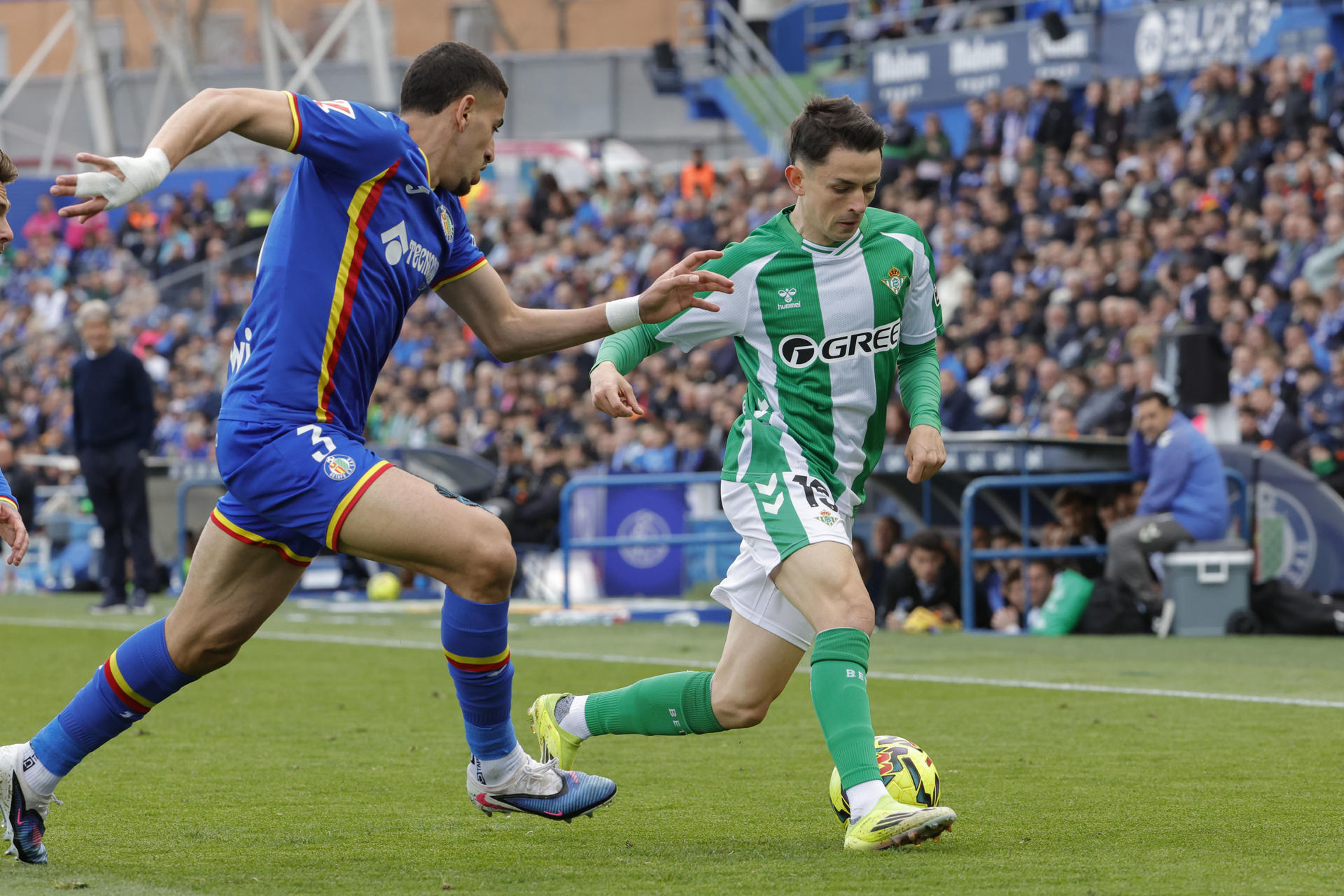 El centrocampista del Betis Álvaro Fidalgo (d) pelea un balón con el defensa marroquí del Getafe Abdel Abqar durante el partido de LaLiga entre el Getafe y el Betis, en el Coliseo. Imagen de archivo. EFE/ Zipi