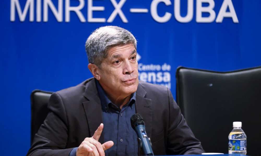 El viceministro de Asuntos Exteriores de Cuba, Carlos Fernández de Cossío, habla durante una rueda de prensa en La Habana (Cuba). Imagen de archivo. EFE/ Ernesto Mastrascusa