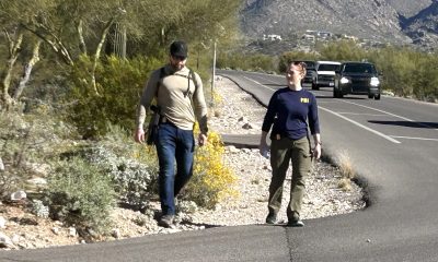 Dos agentes del FBI investigan en la zona que rodea la casa de Nancy Guthrie en Catalina Foothills, (Az, EE.UU.). Imagen de archivo. EFE/ María León