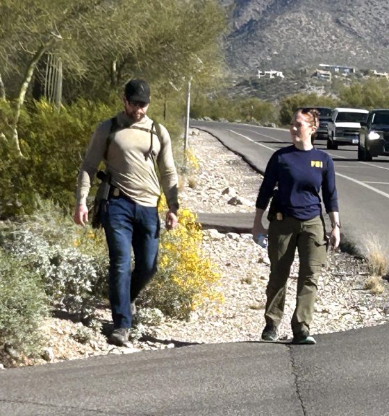 Dos agentes del FBI investigan en la zona que rodea la casa de Nancy Guthrie en Catalina Foothills, (Az, EE.UU.). Imagen de archivo. EFE/ María León