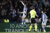 El delantero de la Real Sociedad, Mikel Oyarzabal, celebra el primer gol del equipo donostiarra durante el encuentro correspondiente a la jornada 28 de Laliga EA Sports que disputaron Real Sociedad y Osasuna en el estadio de Anoeta, en San Sebastián. EFE / Juan Herrero.
