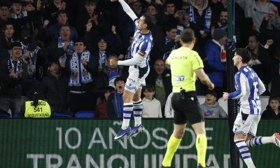 El delantero de la Real Sociedad, Mikel Oyarzabal, celebra el primer gol del equipo donostiarra durante el encuentro correspondiente a la jornada 28 de Laliga EA Sports que disputaron Real Sociedad y Osasuna en el estadio de Anoeta, en San Sebastián. EFE / Juan Herrero.
