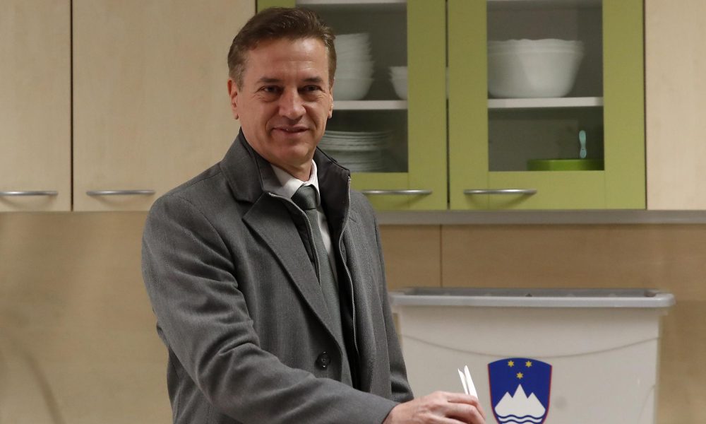 Fotografía del actual primer ministro esloveno, Robert Golob, en un centro de votación de Liubliana, Eslovenia. EFE/Antonio Bat