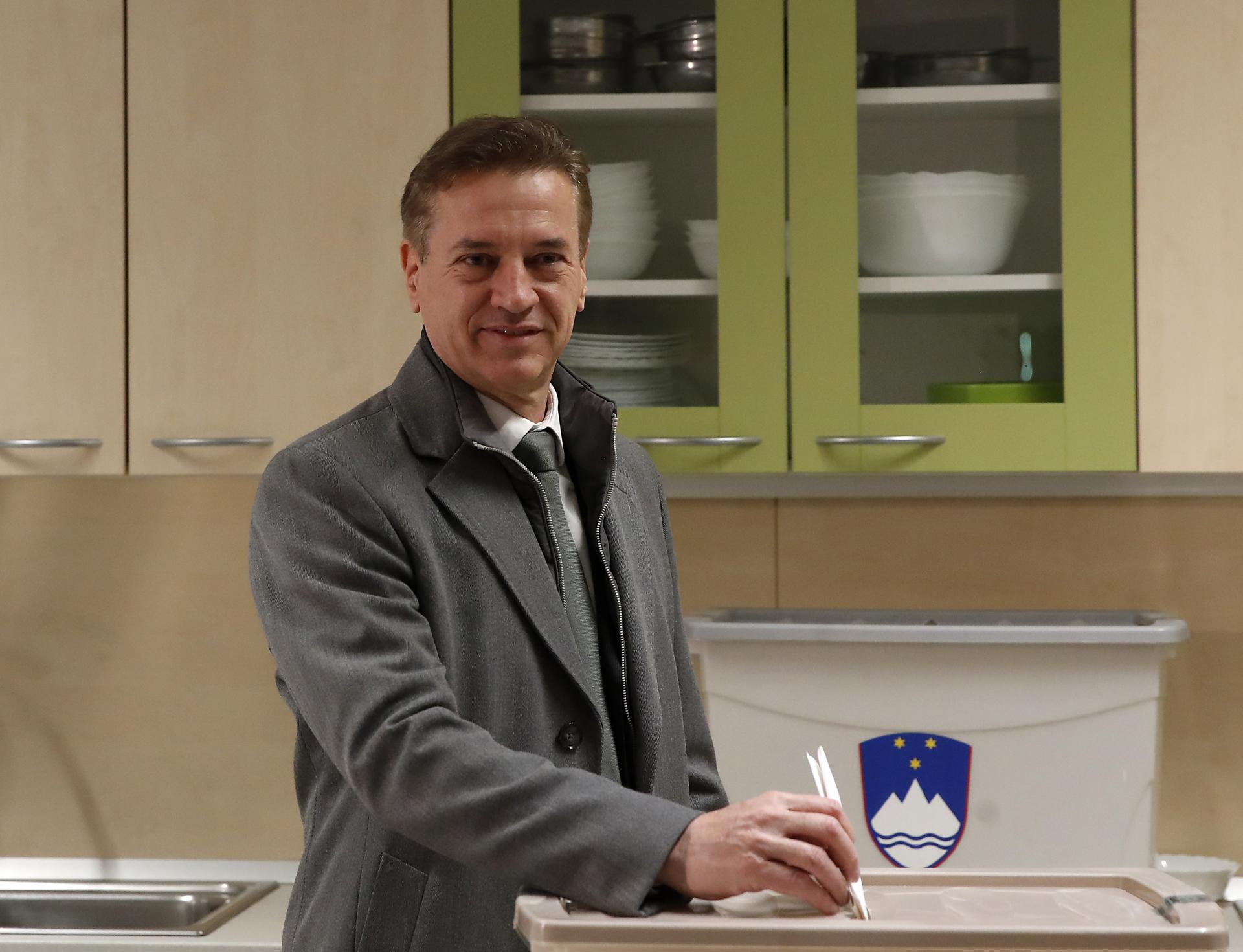 Fotografía del actual primer ministro esloveno, Robert Golob, en un centro de votación de Liubliana, Eslovenia. EFE/Antonio Bat